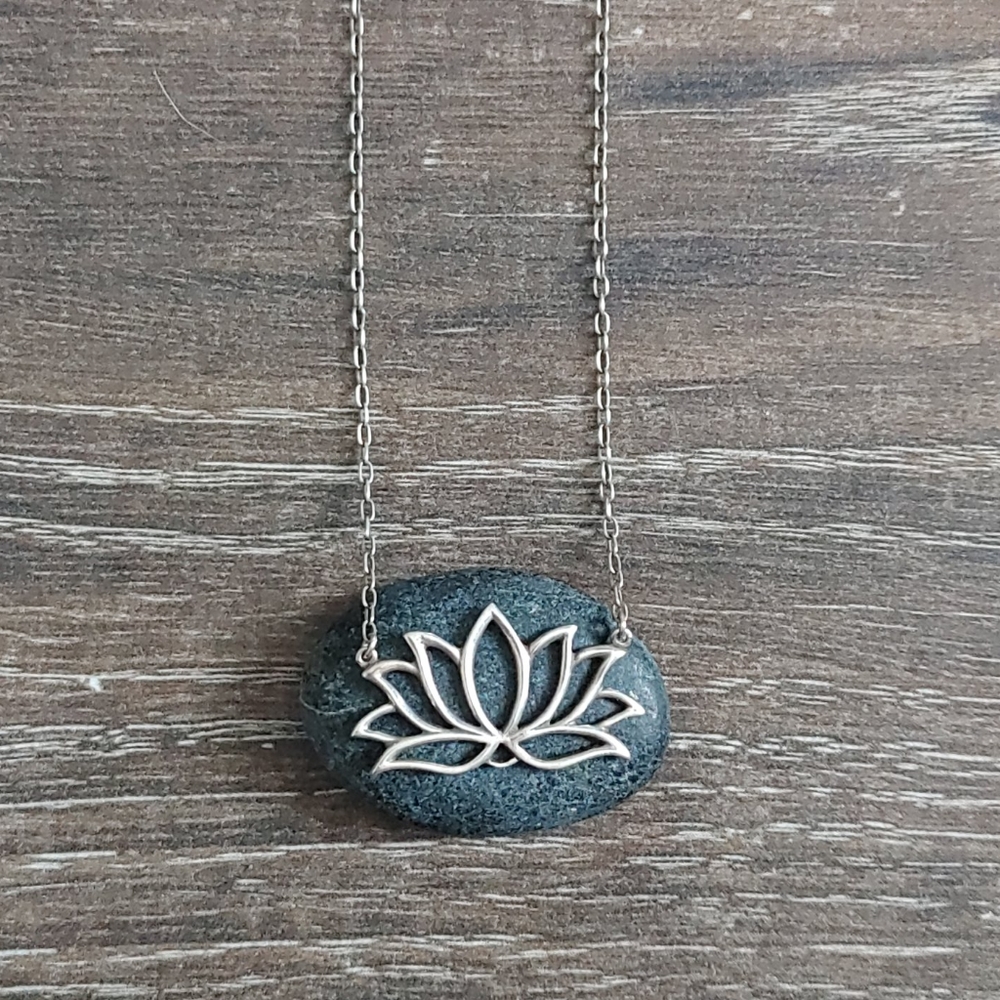 Tashi Lotus necklace silver